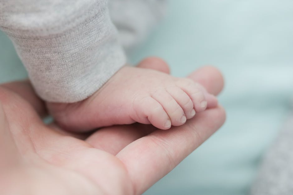  Wann bekommt das Baby Fähigkeit, Füße zu greifen?