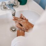 alt="warum Händewaschen mit Seife wirksamer ist als mit Wasser allein"