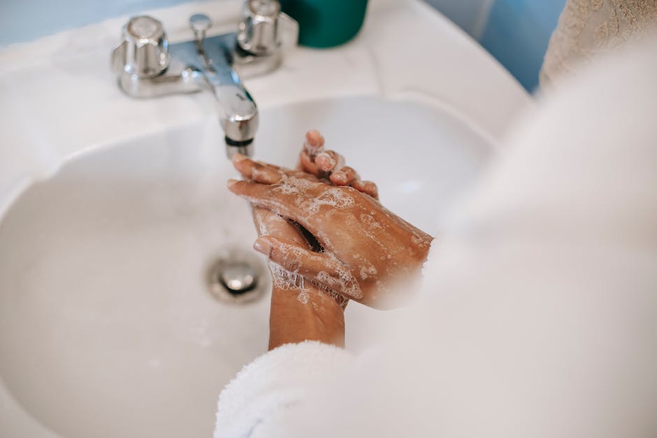 alt="warum Händewaschen mit Seife wirksamer ist als mit Wasser allein"