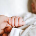 Warum Babys Ihre Hände kauen