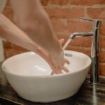 Bild von Person die sich die Hände wäscht, um Hygiene zu erhöhen