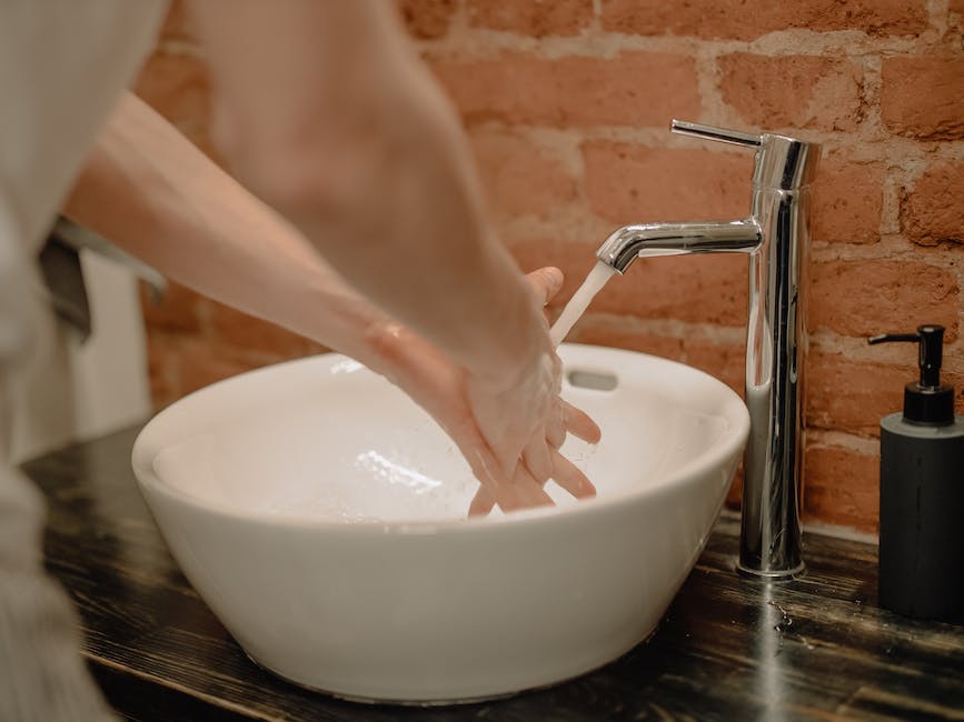 Bild von Person die sich die Hände wäscht, um Hygiene zu erhöhen