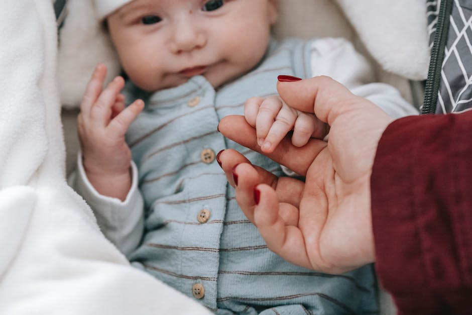  warum Babys ihre Hände in den Mund nehmen - Folgen für das Immunsystem