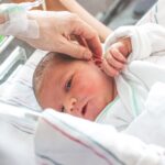 Warum nehmen Babys ihre Hände in den Mund Erforschung