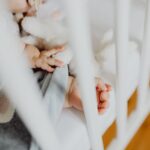 Warum Babys mit Händen nach oben schlafen