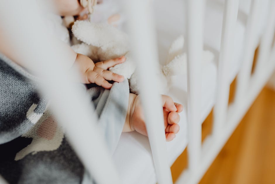 Warum Babys mit Händen nach oben schlafen